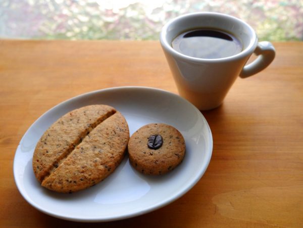 自家焙煎コーヒー豆と自家製コーヒー豆クッキーのセットです。