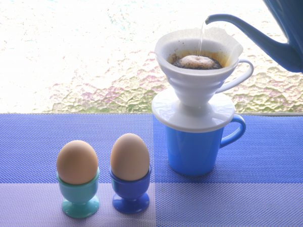 喫茶店モーニングの定番、ゆで卵とコーヒー