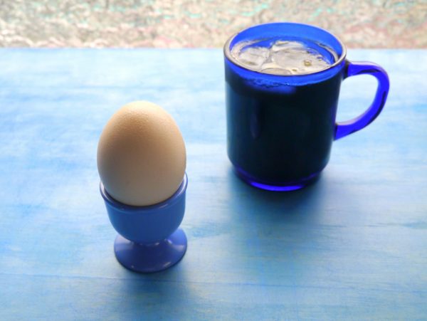 ゆで卵とアイスコーヒー