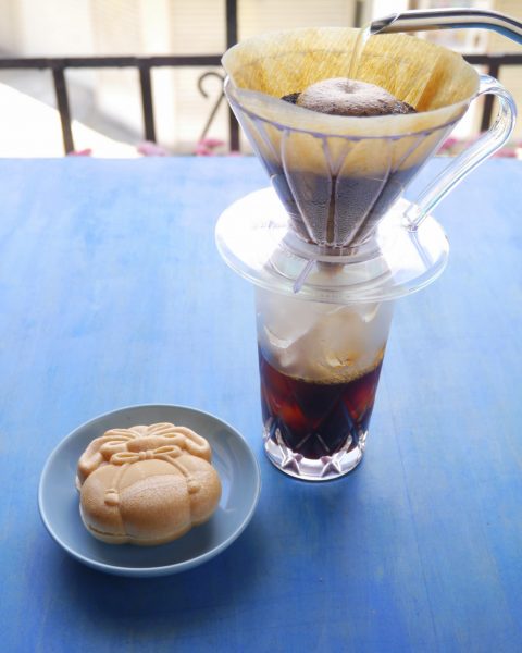 甘栄堂 さんの「福かすが」(つぶあん)とアイスコーヒー