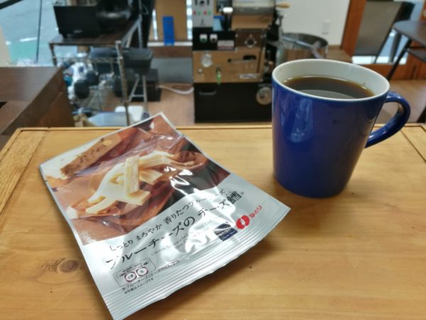 LAWSON ブルーチーズのチーズ鱈とコーヒー