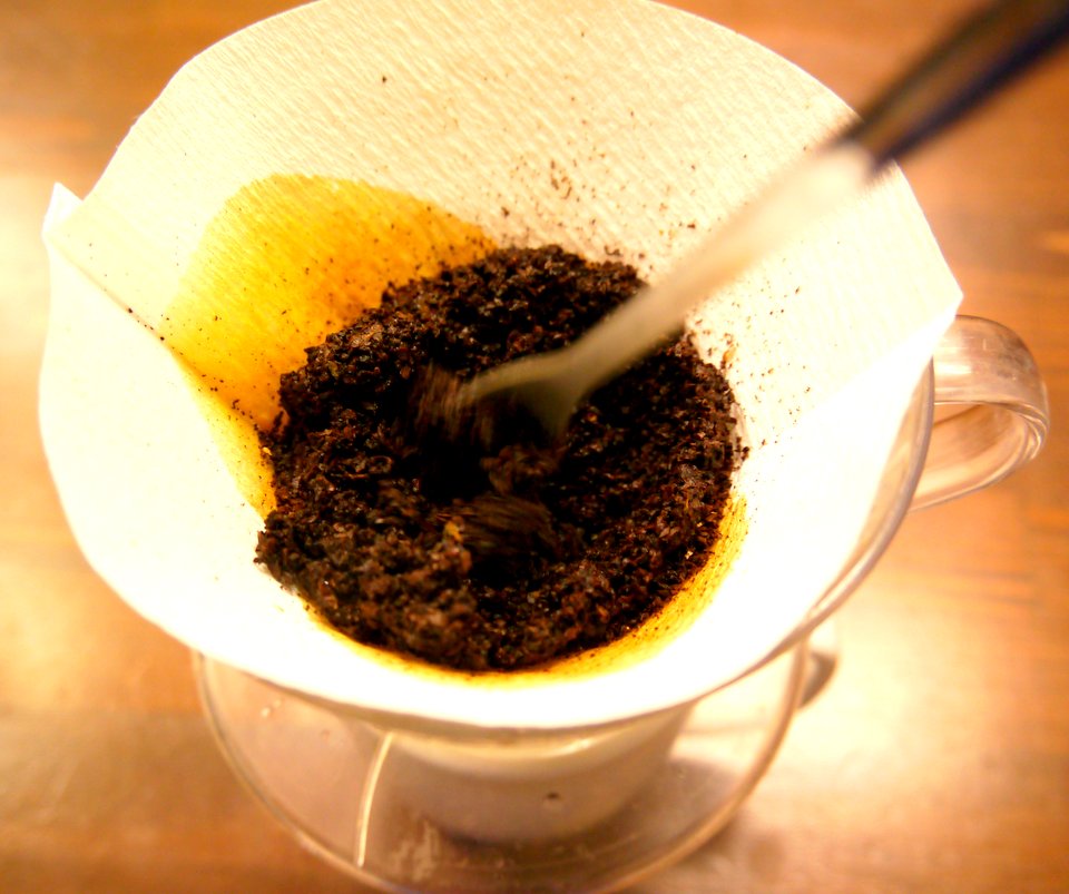 ハンドドリップの際にコーヒーの粉をかき混ぜる方法を見かけます