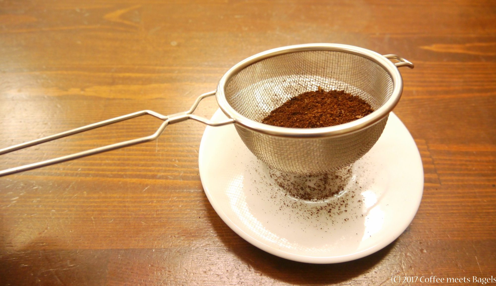 茶こしでコーヒー豆の微粉を除去
