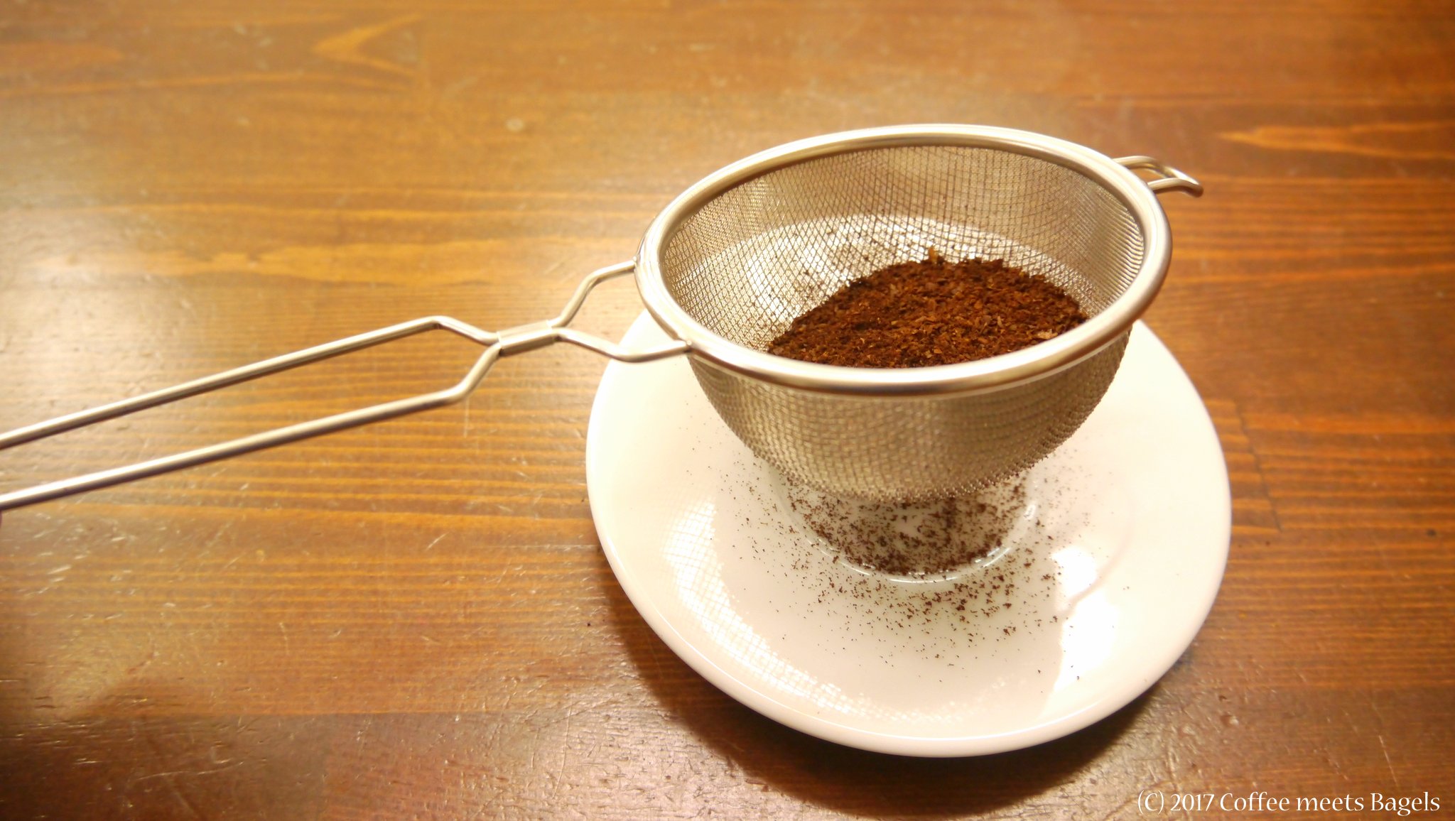 茶こしでコーヒー豆の微粉を除去