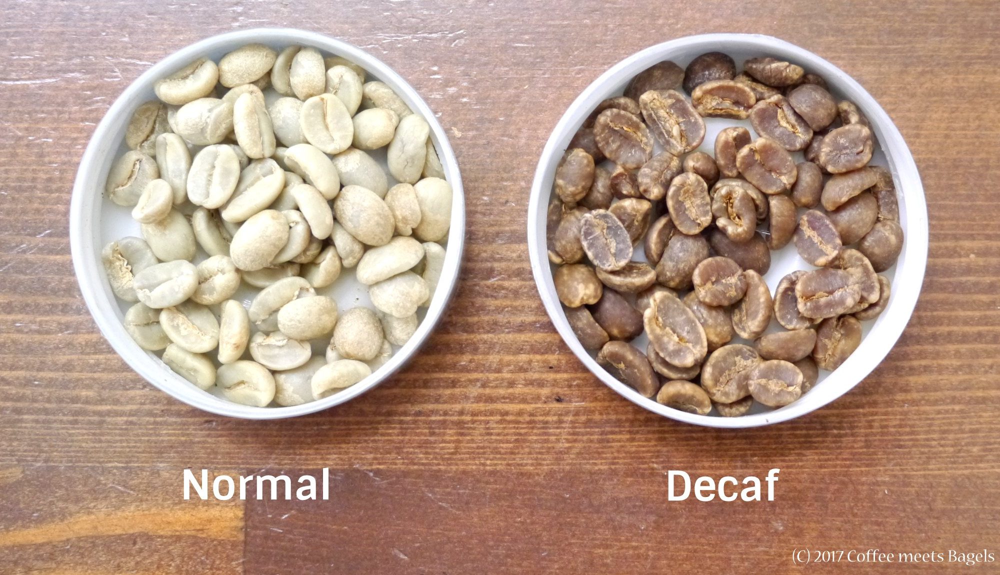 普通のコーヒー豆とデカフェ(カフェインレス)コーヒー豆