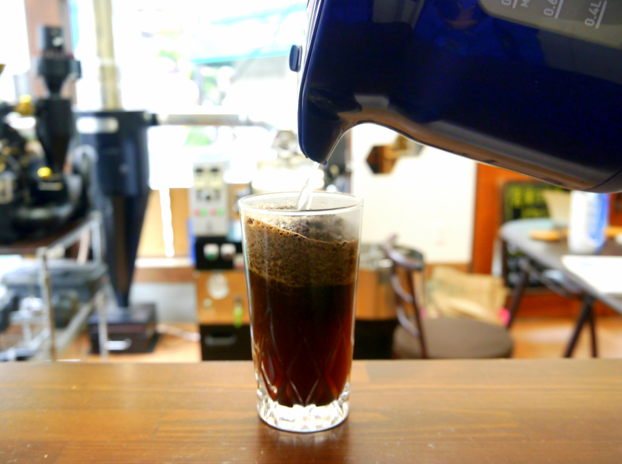 グラスにコーヒー豆(粉)を入れ、湯を注ぎます。