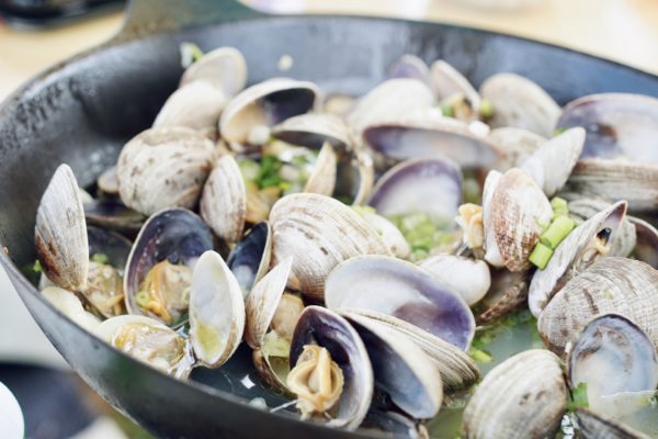 フルシティローストで煎り止めるのは、半分ぐらいのあさりが開いた時点で蒸すのを止める感じ。